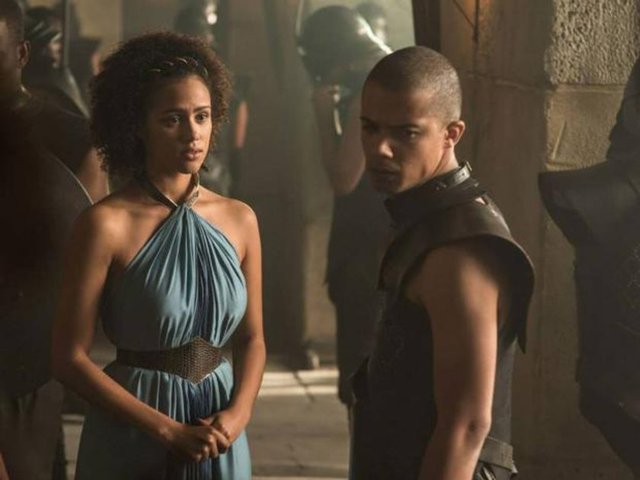 Missandei rolünde Nathalie Emmanuel ve Grey Worm rolünde Jacob Anderson'ı izliyoruz.