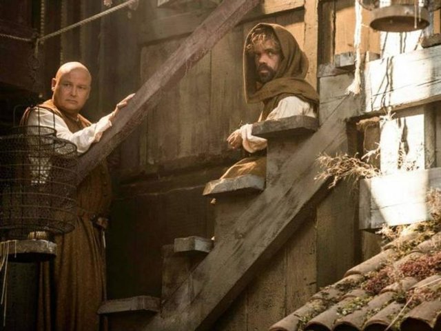 Tyrion Lannister ve Varys.