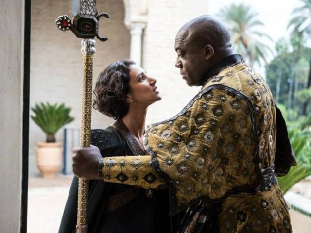 Ellaria Sand rolünde Indira Varma ve Areo Hotah rolünde Deobia Opaeri.