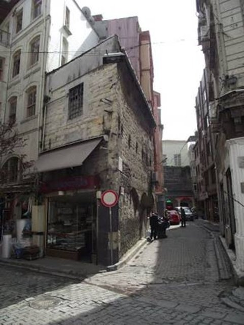 İdaresi gitti, karantinası kaldı yâdigar: Karantina Sokak - Karaköy'de bulunan sokağın ismi eskiden burayı mesken edinen Karantina İdaresi'nden geliyor.