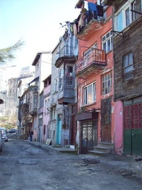 Havalar ısınınca: Yaşmak Sıyıran Sokak - Kasımpaşa'da bulunan bu sokak adını, sıcak havalarda bunalan kadınların burada bulunan yokuşta etraflarını önemsemeden yaşmaklarını sıyırmalarından almış.