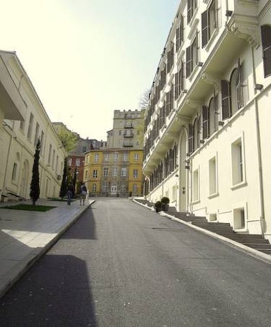 Kısaca Tomtom: Tomtom Kaptan Sokak - Tomtom Kaptan Sokağı'nın girişinde bulunan Tomtom Kaptan Camisi, 1592 yılında Tomtom Mehmet Kaptan tarafından yaptırılmış. Yani sokak adını bu camiden almış. Burası kısaca "Tomtom" olarak da bilinir.