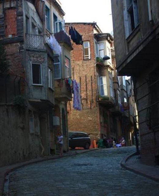 O kadar dar: Atgeçmez Sokak - Bu sokak, Balat'ta bulunur. Kesin olmamakla birlikte sokağın fazlaca dar olmasından dolayı bu adı aldığı sanılıyor.