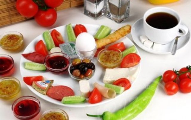 Kemoterapi uygulanan günler hafif bir kahvaltı ile güne başlayın, çok kokulu ve yağlı yemeklerden kaçının.