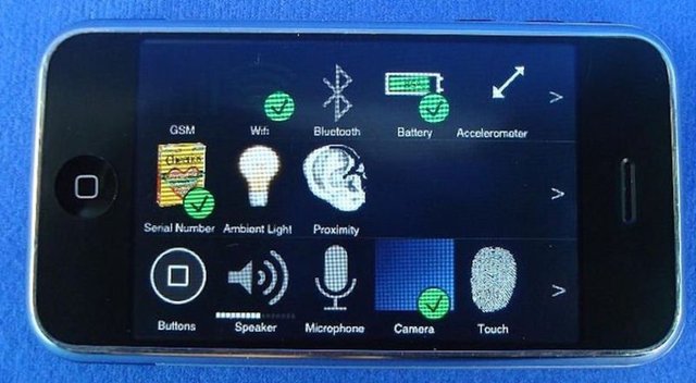 Operatör - Bu uygulama iPhone, iPad, ve iPod üzerinde bulunan çeşitli bileşenleri ve sensörler test etmek için kullanılır. Operatör uygulaması da rock grubu INXS'in dört şarkısının kliplerini içeriyor.