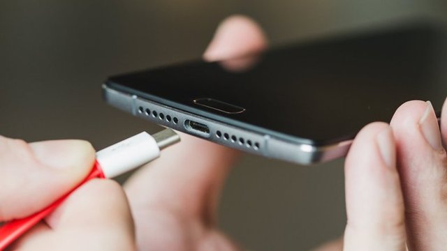 USB TYPE C -  - Marshmallow güncellemesi, telefonunuzun şarj portunu birden USB Type C'ye dönüştürmeyecek, ancak Google'ın en son yazılımı bu yeni standardı destekliyor. -