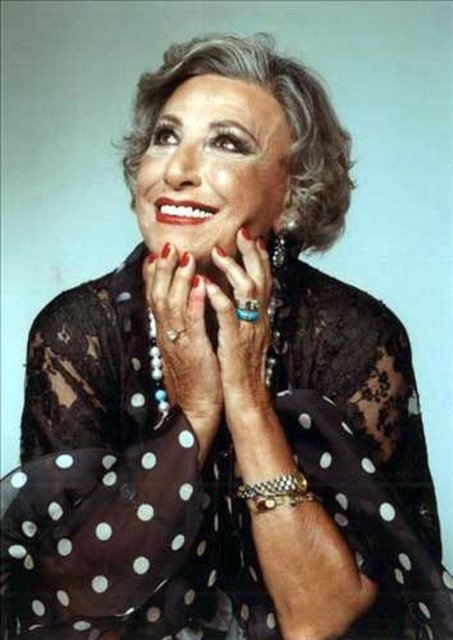 Müzeyyen Senar 1998 yılında Devlet Sanatçısı seçildi.