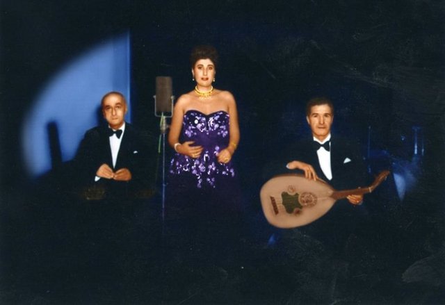 Senar'ın yeteneği, Mustafa Kemal Atatürk'ün de ilgisini çekti ve sanatçı birçok kez onun huzurunda, özel meclislerinde şarkı söyledi.