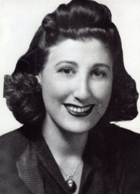 1918 yılında Bursa'da doğan Müzeyyen Senar, müzik eğitimine Anadolu Musiki Cemiyeti'nde, kemençe üstadı Kemal Niyazi Seyhun Bey ve udi Hayriye Hanım gözetiminde başladı.