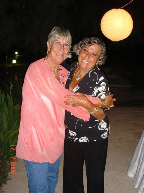 Bodrum'da kızı Feraye ve oğlu Ömer ile birlikte yaşayan ünlü sanatçının 2008'de sesini kaybettiği belirtildi.