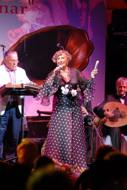 Geçtiğimiz ay, zatürre teşhisiyle Ege Üniversitesi Tıp Fakültesi Hastanesi'nde tedavi gören sanatçı bugün hayatını kaybetti.