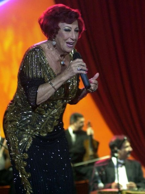 Türk Sanat Müziği'nin efsanevi sanatçısı Müzeyyen Senar pazar sabahı 07.30 sıralarında hayatını kaybetti. -  - Bu acı haberi alan ünlü isimler sosyal medyada üzüntülerini dile getirdi.  -