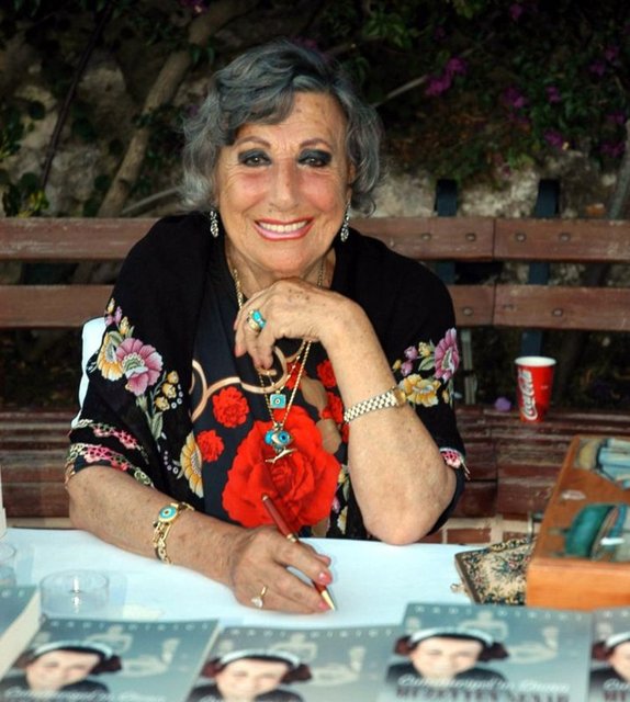 ERTUĞRUL GüNAY  - Türk Sanat Müziğinin en büyük yorumcusu Müzeyyen - Senar hanımefendiye Allah'tan sonsuz rahmet, ailesine ve tüm - sevenlerine sabırlar dilerim.