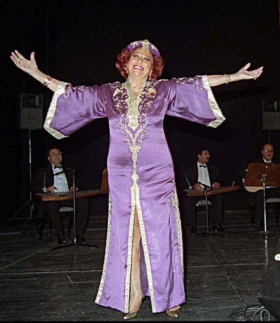 SABAHAT AKKİRAZ  - Müzeyyen Senar şarkıların,türkülerin - efsanesi;sahnedeki edası,coşkusu ustalığı ile hayatımızdan aktı - geçti.Şarkılar, türküler yoldaşı olsun