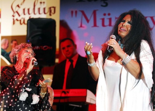 TBMM BAŞKANI ÇİÇEK  - "Türkiye Cumhuriyeti'nin kurucusu Gazi Mustafa Kemal Atatürk'ün huzurunda Türk sanat müziğinin en güzel parçalarını seslendirmiş, sanat dünyamızın usta ses ve yorumcusu Senar'ın aramızdan ayrılmasından üzüntü duydum"