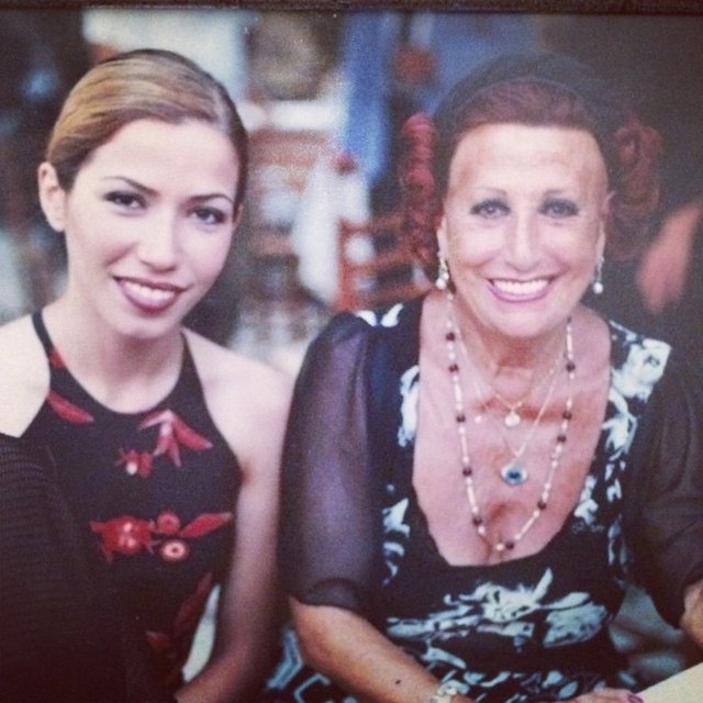 BURCU GÜNEŞ  - Heyecandan yanında nasıl oturacağımı şaşırmıştım.. Nesilden nesile Turk Sanat Müziği'ni sevdirmiş, uzun ömründe Atamıza kadar şarkılar söylemiş efsane kadın, gerçek diva "Muzeyyen Senar" ruhun şad olsun..