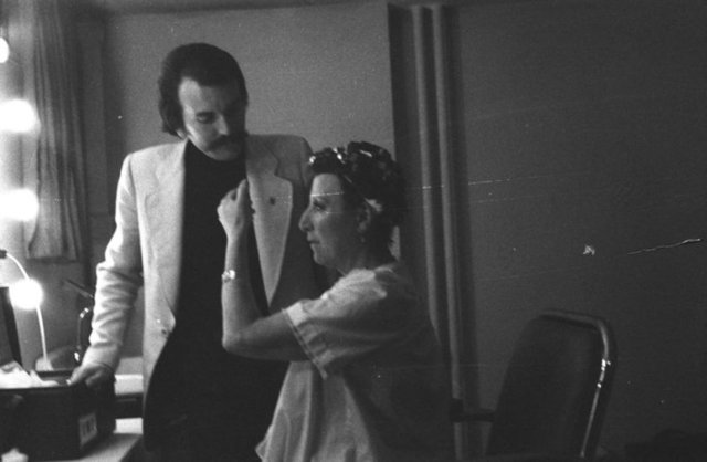 Büyük sanatçıyı son yolculuğuna uğurlarken merhumeye Allah'tan rahmet, ailesi, sevenleri ve sanat camiamıza başsağlığı diliyorum."