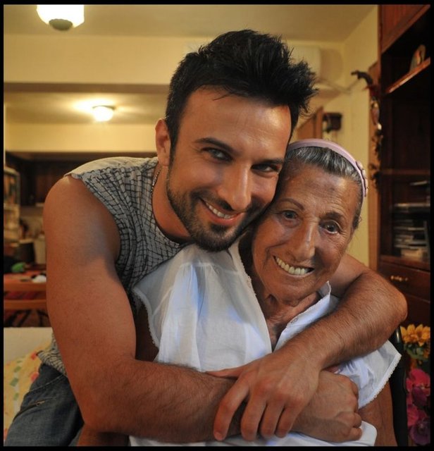 IŞIN KARACA   - Ve bir değerimiz daha gitti bizden. Mekanın cennet olsun Müzzeyen abla.. Hepimiz senin eserlerinle büyüdük. Yüreğim'deki acı tarifsiz. Allah tüm sevenlerine SABIRLAR versin.. - Mekanın cennet olsun.. Başımız Sağolsun. -