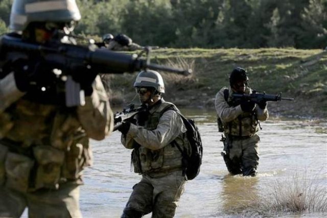 Sayıca çok az askerden oluşan timler, 1 yıllık zorlu eğitimleri sonunda düşman topraklarına "sessizce" girip, kendi canları uğruna silah arkadaşlarını kurtarmak için görev yapıyor. -