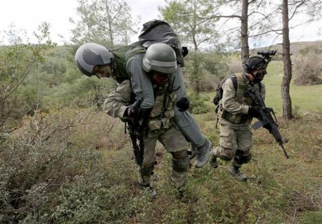 Harita kullanma, yaz ve kış dağcılığı, kayak, askeri serbest paraşütle atlama, kurbağa adam, kaçma kurtulma ve hayatta kalma gibi konularda teorik ve uygulamalı bilgilerle donatılan askerler, tüm aşamaları başardığında 7 kişilik MAK timine kabul ediliyor.