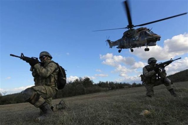 Varlık amacı "tehdit ve risk seviyesi ne olursa olsun geride kimseyi bırakmamak" olan MAK timleri, en riskli göreve çıkacak pilota "benim için kendi canını ortaya koyarak kurtarmaya gelecek arkadaşlarım var" güvenini sağlıyor. - AA -