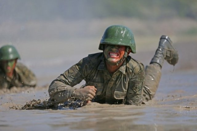 İkinci aşama olan engelli koşu parkurunu teçhizatlı olarak giren öğrenciler, bomba isabet parkurunun ardından, çamur engel havuzuna giriyor.