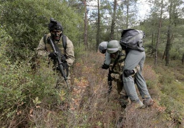 Bu sürede askeri becerileri en üst düzeye karşılaşabilecekleri her türlü fiziksel ve psikolojik zorluklara karşı da hazırlanıyor.