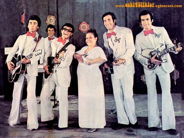 Sonra... - Münir Özkul,babama 'Bak Münir,bu iş böyle yürümez.18 tane meslekte batıp kaçtın.Bir iş bata bata öğrenilir.Bu kez kaçma, gel yeni bir şirket kur. Eminim başarılı olacaksın' diyor.Babam da Münir Abi'nin ısrarları karşısında Arzu Film'i kuruyor