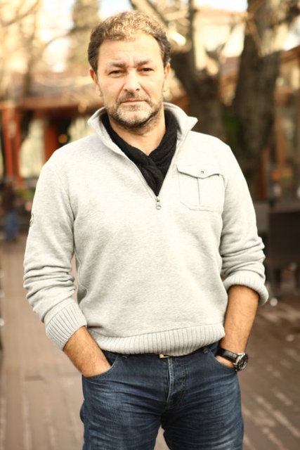 Ferdi Eğilmez, Türk dahisi olarak kabul edilen Ertem Eğilmez'in oğlu. Baba mesleğini devam ettirmek için İtalya'da sinema okudu. Türkiye'ye döndükten sonra Türker İnanoğlu, Kartal Tibet ve Atıf Yılmaz'ın asistanlığını yaptı.