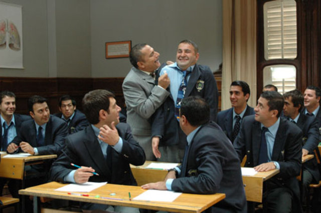Ben de biliyorum çektiğim 'Hababam Sınıfı' serisinin babamınkilerin tadını vermeyeceğini. Babam mezarından kalkıp gelse, yeni 'Hababam Sınıfı' çekse yine aynı tatta olur mu? Eleştiriler ve yediğim küfürler beni sektörden bir süre uzak tuttu.