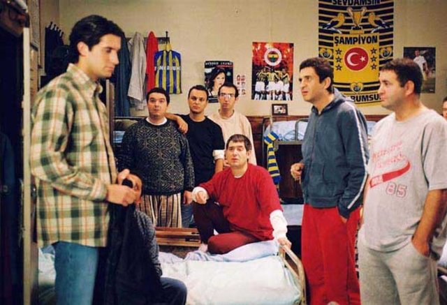 ...para kazanıp başka filmler çekme planlarım vardı. Bir de baktım ki benim 'Hababam Sınıfı' serisini babamın 'Hababam Sınıfı' serisiyle karşılaştırıp 'Babanı mezarda ters çevirdin' diyerek hakaret ve küfür yağdırdılar. 'Babam, benim babam.