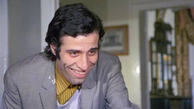 Keza 'Süt Kardeşler'de Münir Özkul oyuncu olarak yoktur ama kamera arkasında vardır. Herkes işin bir yerinden tutardı. Sadık Şendil gibi bir senarist ekibin yemek işinden de sorumluydu. Oyuncular, çay getirip götürürdü.