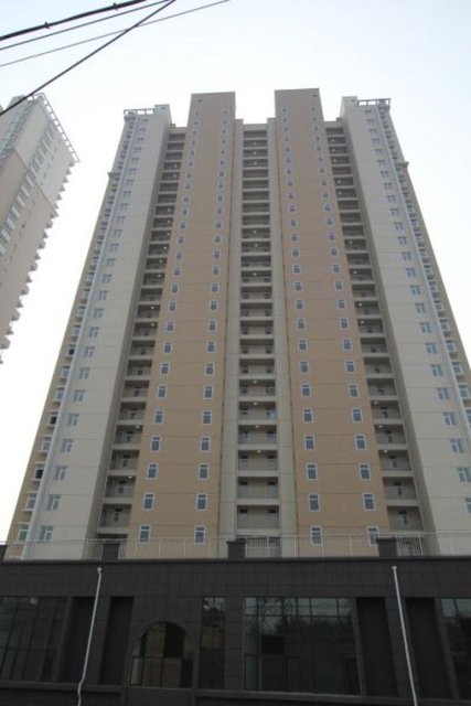 29 katlı katlı bu apartmana uzaktan bakıldığında ters giden bir şey yok gibi görülüyor.