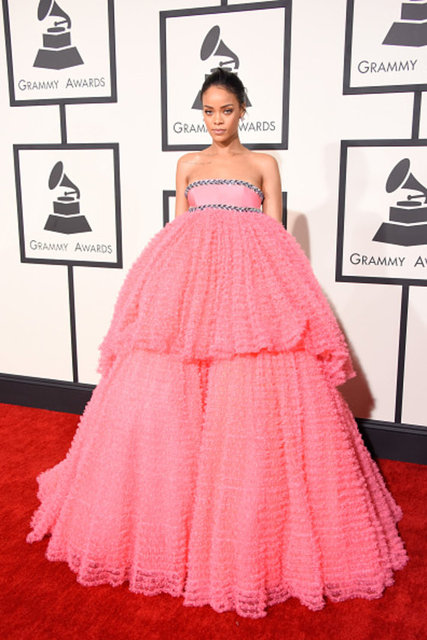 Rihanna geceye bu ilginç pembe kıyafetle katıldı