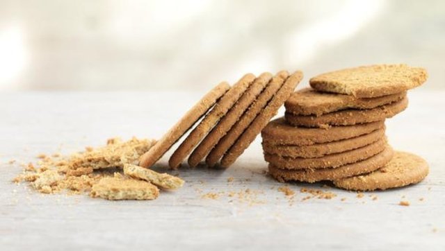 3-4 kepekli şekersiz bisküvi + 1 light sütlü kahve