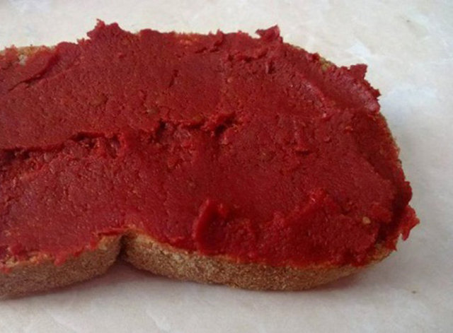 1 dilim ekmek üzerine ev yapımı salça + light labne ile