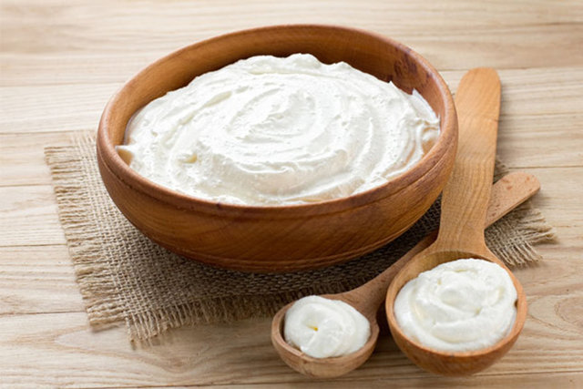 1 dilim esmer ekmek üzerine süzme yoğurt