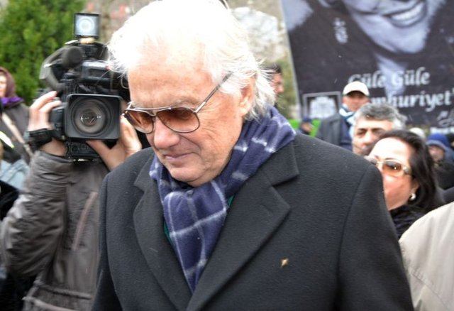 Basın mensuplarının yoğun ilgisi nedeniyle kameralardan uzak bir köşede cenaze törenini takip eden Sezen Aksu, Müzeyyen Senar için özel bir çiçek yaptırdı. Sarı güllerden oluşan ve "Kızın Sezen" yazılı çiçek camiye erken saatlerdi getirildi.