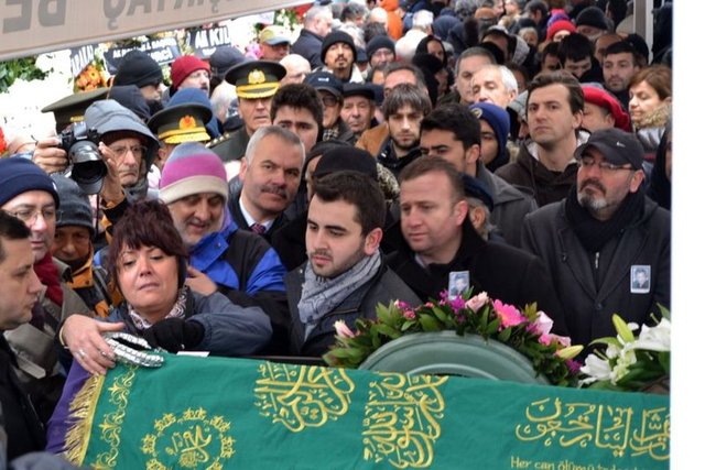 Cenaze camiden çıkarılırken de Ersoy tabuta ilk omuz verenler arasındaydı. Ersoy, üzgün olduğu için konuşamadı. Ancak cenaze boyunca bol bol dua etti. Müzeyyen Senar'ın cenazesi Zincirlikuyu'nda toprağa verildi.
