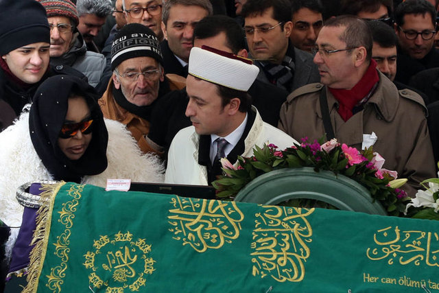 Tarkan da "Müzeyyen Senar gibisi bir daha gelmeyecek bu ülkeye. Büyük bir sanatçıyı kaybettik. Ben bir de Müzeyyen Ablamı kaybettim. Çok severdim kendisini. Çok da ziyaret ettim onu. Hastaydı, aslında biraz da acılarından kurtuldu. Nur içinde yatsın."