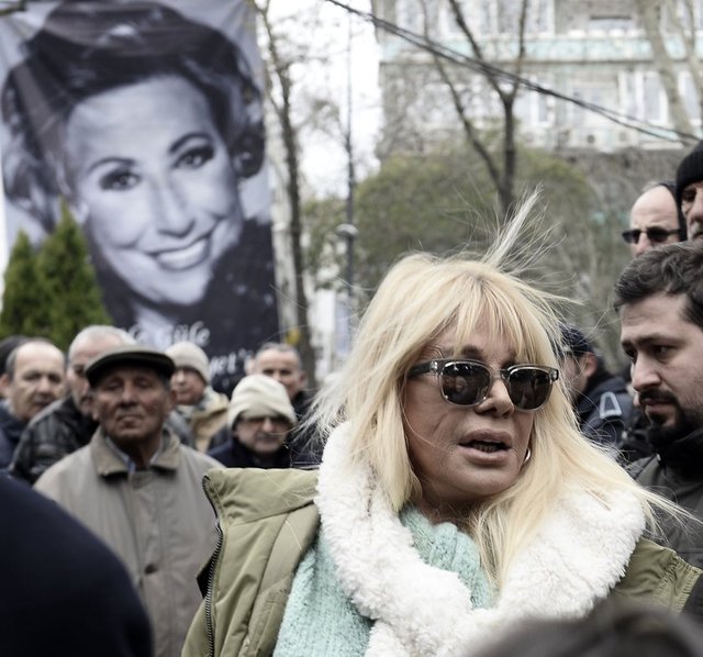 Sevenleri Müzeyyen Senar'ı gözyaşlarıyla uğurladı.