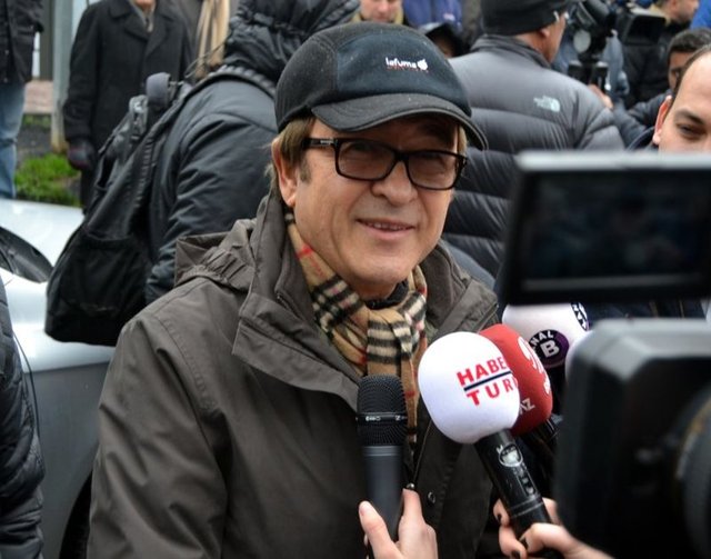 Aksu Senar'ın oğlu kızına başsağlığı diledikten sonra camiden ayrıldı. Aksu DHA kamerasına "Başımız Sağolsun" demekle yetindi. -