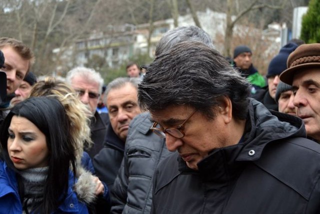 Ünlü Sanatçı Bülent Ersoy, Senar'ın tabutuna sarılarak gözyaşı döktü. Ersoy cenaze boyunca tabutun başından ayrılmadı.