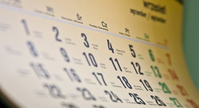 Türkçe'deki Mayıs'ın karşılığının İngilizce'de May olması gibi. Aslında bu durum oldukça karışık ve birçok dilde ay isimleri birbirine geçmiş durumdadır.