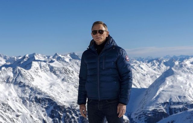 Paylaşım, kod adı "007" olan ajan karakterini İngiliz oyuncu Daniel Craig'in canlandırdığı, serinin 24'üncü filminin Avusturya'da, bir kayak merkezinde yapılan çekimlerinden bir bölümü içeriyordu.