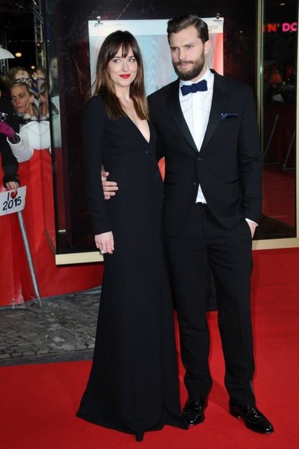 İddialı sevişme sahneleriyle dikkat çeken filmin oyuncuları Dakota Johnson ve Jamie Dornan kırmızı halıda büyük ilgi görürken,
