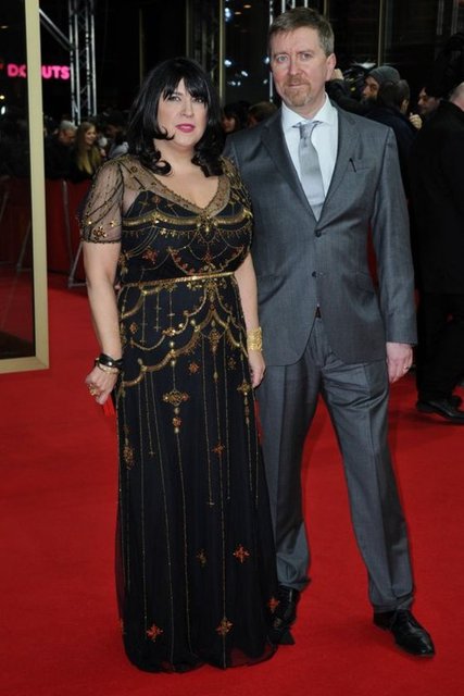 Yazar E.L. James ise kocası Niall Leonard ile galaya geldi.