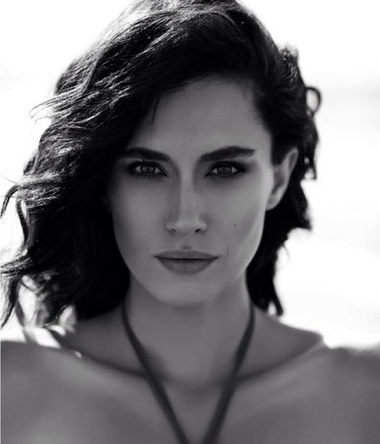 HANDE DOĞAN DEMİR  - Özgecanı, onunla aynı kaderi paylaşan tüm canları düşündükçe kalbim sıkışıyor...nefes alamıyorum, söyleyeceklerim boğazımda düğümleniyor..Bir de bu vahşeti meşrulaştırmaya çalışan zihniyeti gördükçe kanım donuyor...midem bulanıyor..