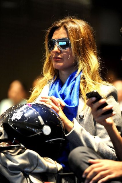 TUĞBA ÖZAY Geçeceksin o bıçkın delikanlı rollerini! Polat Alemdar izleyip kollar geride kaşlar çatık yürümeyi adamlık bellemeyeceksin! Ya da sırf özentilikten, ya da sırf özentilikten, aidiyet duygusundan hareketler yapmayacaksın!