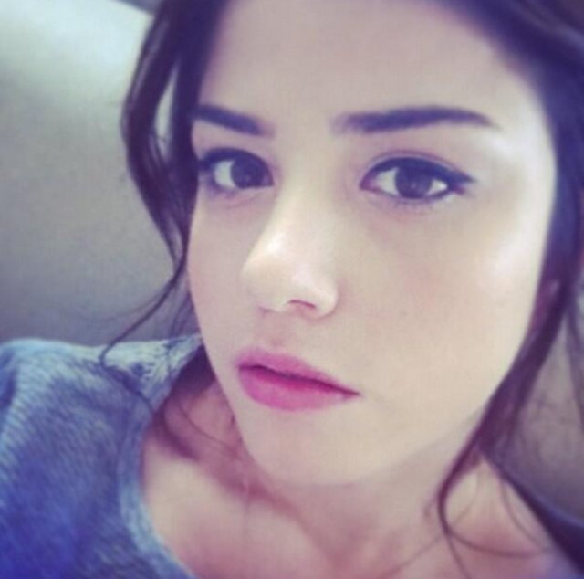 Beren Saat,Beril Kayar, Lerzan Mutlu, Emre Karayel, Tuba Ünsal, Aras Bulut İynemli, Sedef Avcı, Merve Oflaz, Pınar Altuğ ve Birce Akalay'ın da aralarında bulunduğu isimler ise sayfalarında Özgecan'ın fotoğrafını paylaşarak 'Kadına şiddete hayır' dediler.